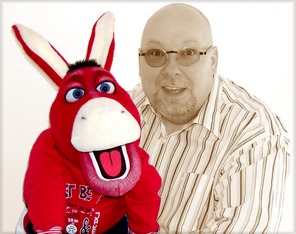 Performer Minze with DONKEY puppet.